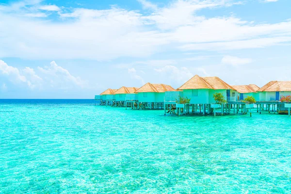 Vackra tropiska Maldiverna Resort hotell och ö med strand a — Stockfoto