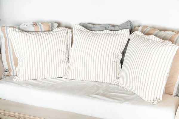 Almohadas en la decoración del sofá en el interior del salón — Foto de Stock