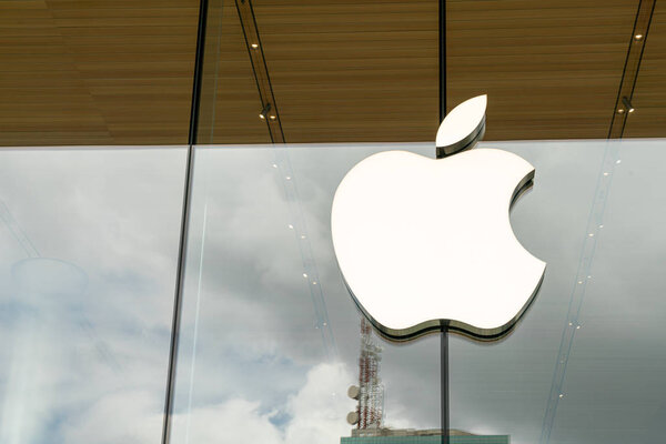 Бангкок, Таиланд - 17 июля 2019 года: логотип Apple на Apple I:am
