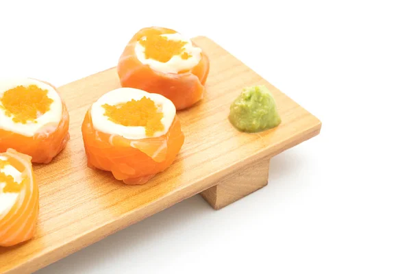 Friss lazac sushi tekercs majonézzel és garnélarák tojással — Stock Fotó