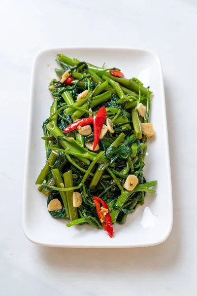 Fritto in padella cinese Morning Glory o spinaci d'acqua — Foto Stock