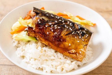 saba balık tepesinde ekmek kapısı üzerinde teriyaki soslu ızgara