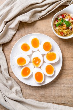 Yumuşak haşlanmış yumurta baharatlı salata 