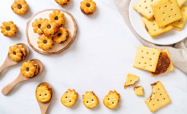 ananas reçel ile bisküvi