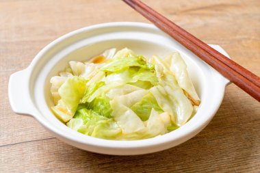 Balık soslu tavada kızartılmış lahana