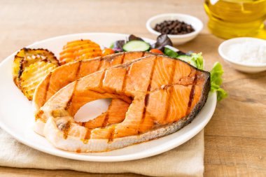 sebze ile ızgara somon biftek fileto