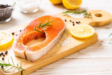 taze çiğ somon fileto biftek