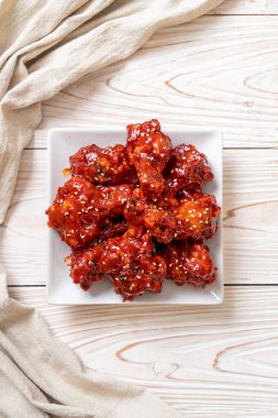 Baharatlı soslu kızarmış tavuk 