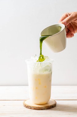 buzlu Matcha latte yeşil çay