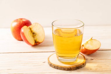 Kırmızı elma meyvesi ile elma suyu