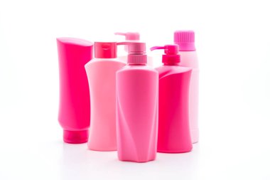 Beyaz arka plan üzerinde şampuan veya saç kremi şişe