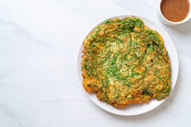  Kızarmış yumurta ve baharatlı karides hamur tırmanma