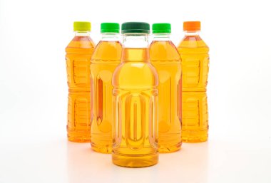 şişe buzlu çay ve yeşil çay beyaz arka plan üzerinde