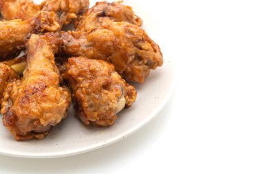 Beyaz arka planda kızarmış tavuk