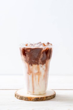 Buzlu çikolata milkshake içecek