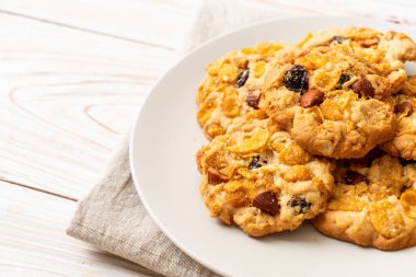 Mısır gevreği üzüm ve badem ile kurabiye