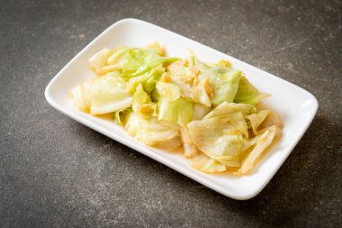 Balık soslu tavada kızartılmış lahana