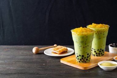 kabarcık ve bal kabarcıkları ile yeşil çay latte