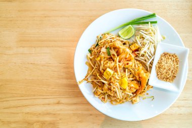 Karides ve karidesler Ile Thai Fried Rice noodle