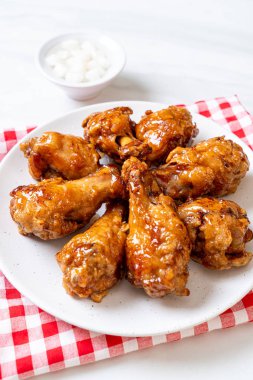 Soslu kızarmış tavuk.