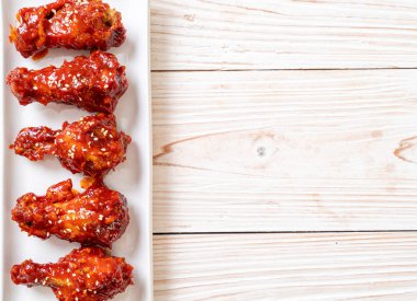 Baharatlı soslu kızarmış tavuk 