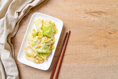 Balık soslu tavada kızartılmış lahana