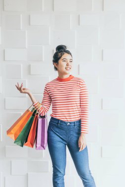 Asyalı kadın holding alışveriş torbaları