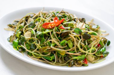 Istiridye sosu ile Kızarmış ayçiçeği Sprout