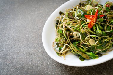 Istiridye sosu ile Kızarmış ayçiçeği Sprout