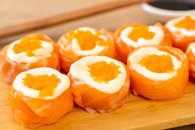 mayonez ve karides yumurta ile taze somon suşi rulo