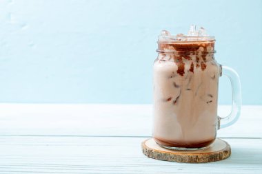 Buzlu çikolata milkshake içecek