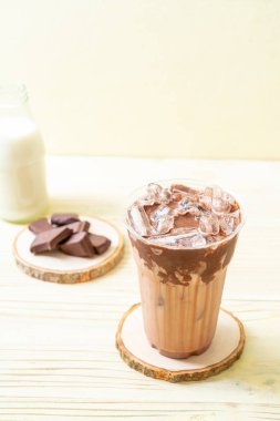 Buzlu çikolata milkshake içecek