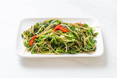 Istiridye sosu ile Kızarmış ayçiçeği Sprout