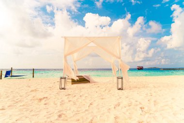 tropikal Maldivler tatil ve deniz ile sahilde düğün kemer 