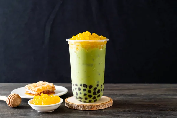 Зелений чайний латте з бульбашками меду — стокове фото