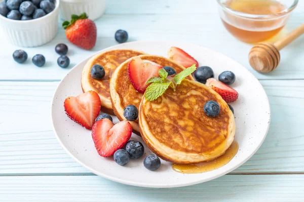 Crêpe aux myrtilles fraîches, fraises fraîches et miel — Photo