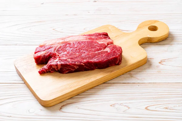 Свіжий сирий яловичий стейк — стокове фото