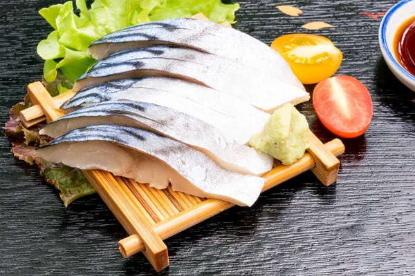 Sashimi cru au saba frais avec sauce soja — Photo