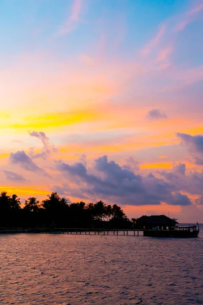 Cielo del atardecer con la isla de Maldivas — Foto de Stock