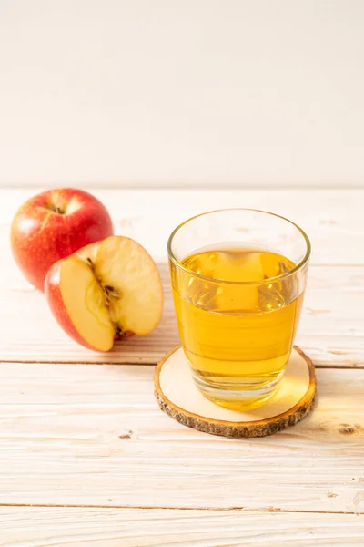 苹果汁与红苹果水果 — 图库照片