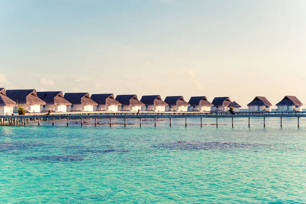 아름다운 열대 몰디브 리조트 호텔 과 섬 와 해변 a — 스톡 사진