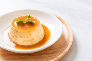 Ev yapımı karamel kremalı puding