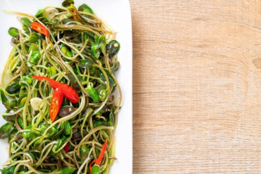 Istiridye sosu ile Kızarmış ayçiçeği Sprout