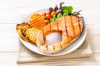 sebze ile ızgara somon biftek fileto