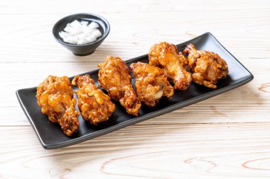 Soslu kızarmış tavuk.