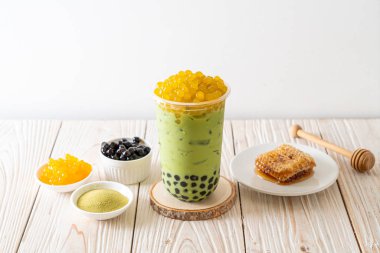 kabarcık ve bal kabarcıkları ile yeşil çay latte