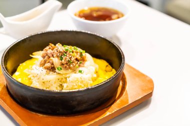 pirinç yumurta ile tavada kızartılmış sığır eti