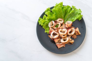 plaka üzerinde ızgara kalamar