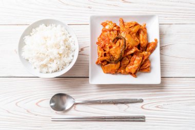 kimchi ile tavada kızartılmış domuz eti