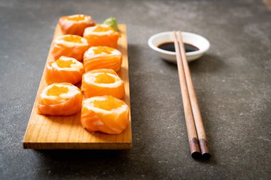 mayonez ve karides yumurta ile taze somon suşi rulo